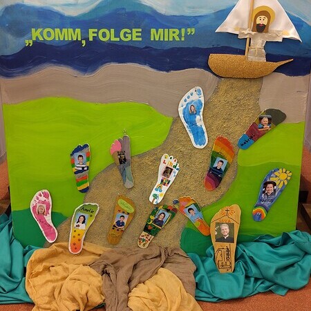 Die Kinder gestalteten mit ihren Fußabdrücken das Plakat mit dem Erstkommunionmotto.