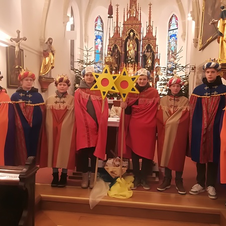 Die Konradsheimer Sternsinger (v. l. n. r.): Hanna Grill, Sarah Schweighuber, Hochpöchler Lisa, Sophie Henninger, Christoph Hörndler, Manuel Schörghofer, Markus Ritt, Jonas Grill