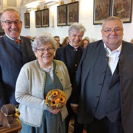 Das Goldhochzeitspaar Elisabeth und Fritz Kern mit den pfarrlichen Gratulanten Leopoldine Hirtenlehner und Anton Lueger. 