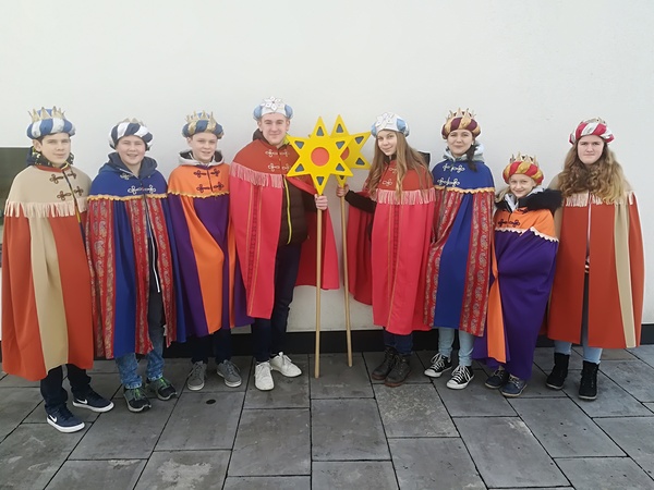 Wagner Die Konradsheimer Sternsinger präsentierten am Dreikönigstag das Ergebnis von über 6000 Euro: Jakob Kerschbaumer, Matthias Kronsteiner, Lukas Schweighuber, Jonas Pechgraber, Carolina Hönickl, Sophie Henninger, Clara Grill, Stefanie Rohrweck (v. l. n.