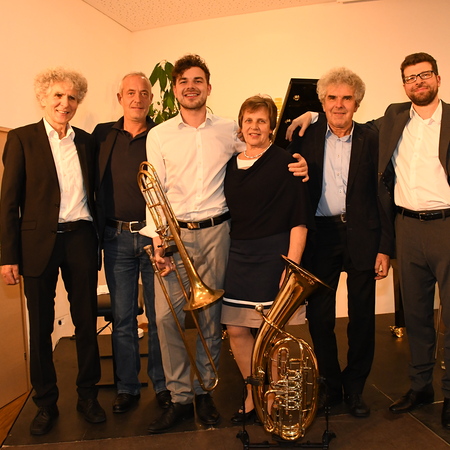 Die Musiker mit Moderator, Musikschullehrer und Eltern (v. l. n. re.): Hermann Wagner, Thomas Wallner, Johannes Wagner, Maria und Klaus Wagner sen., Klaus Wagner jun. 