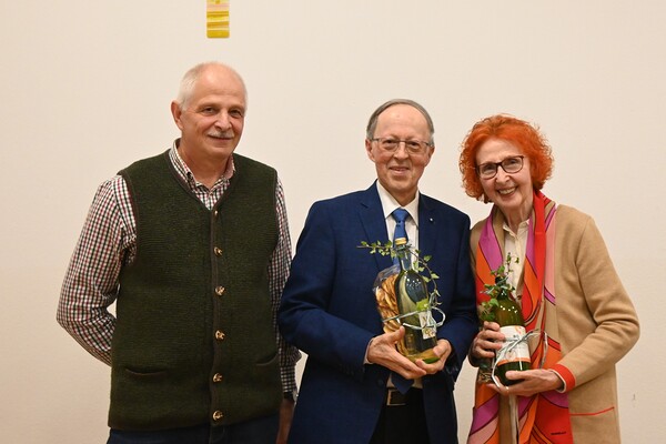 Das katholische Bildungswerk Konradsheim mit Moderator Hermann Obermüller (li), freute sich mit dem Ehepaar Franz und Stephanie Schmatz über einen gelungenen Vortragsabend.
