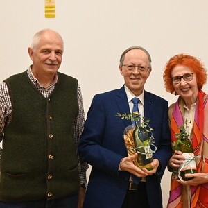 Das katholische Bildungswerk Konradsheim mit Moderator Hermann Obermüller (li), freute sich mit dem Ehepaar Franz und Stephanie Schmatz über einen gelungenen Vortragsabend.