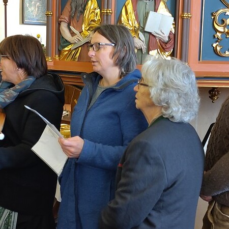 Die Verwandten aus Bayern beglückten mit schönem Gesang: Angela Martel, Heidi Meisl, Margit Beilhack, Margarete Beilhack und Michael Meisl (v. l. n. r.)