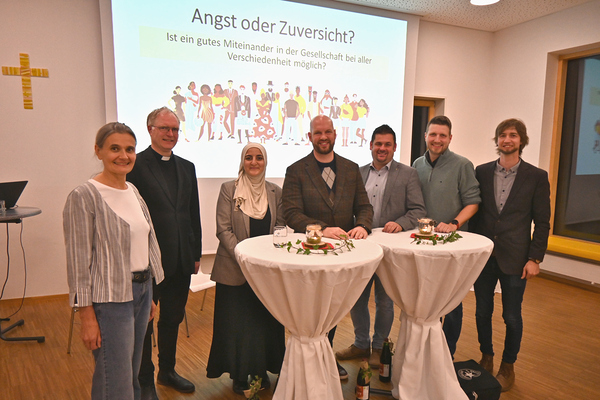 Moderatorin Roswitha Bramauer, Pfarrer Christian Poschenrieder, Medine Kisa, Armin Bahr, Hubert Haider, Lukas Hintsteiner, Moderator Jakob Kößl (v. l. n. r.)