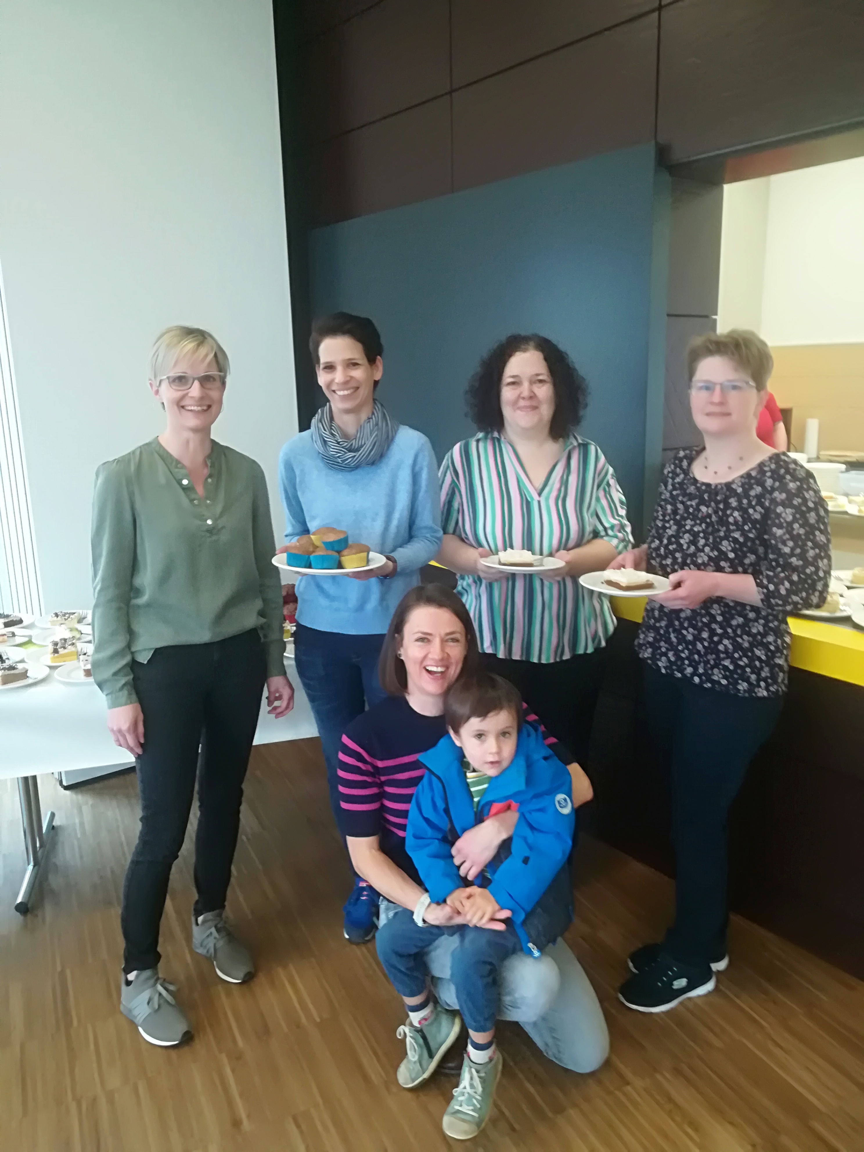 Ein Team des Elternvereins bereitete für die vielen Gäste den gemütlichen Pfarrkaffee: Heidi Brenn, Christiane Urfahrer-Heigl, Gabriele Henninger, Birigit Adelsberger, Karin Hörndler mit Sohn Oliver (v. l. n. r.)