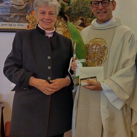 Leopoldine Hirtenlehner gratulierte dem gebürtigen Konradsheimer Rupert Grill im Namen der Pfarre zum silbernen Priesterjubiläum. 