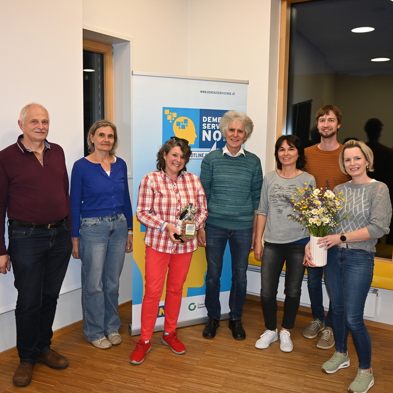 Das Team des katholischen Bildungswerks Konradsheim freut sich mit der Referentin DGKP Gabriele Nemeth (dritte von li) über einen interessanten und kurzweiligen Vortragsabend.